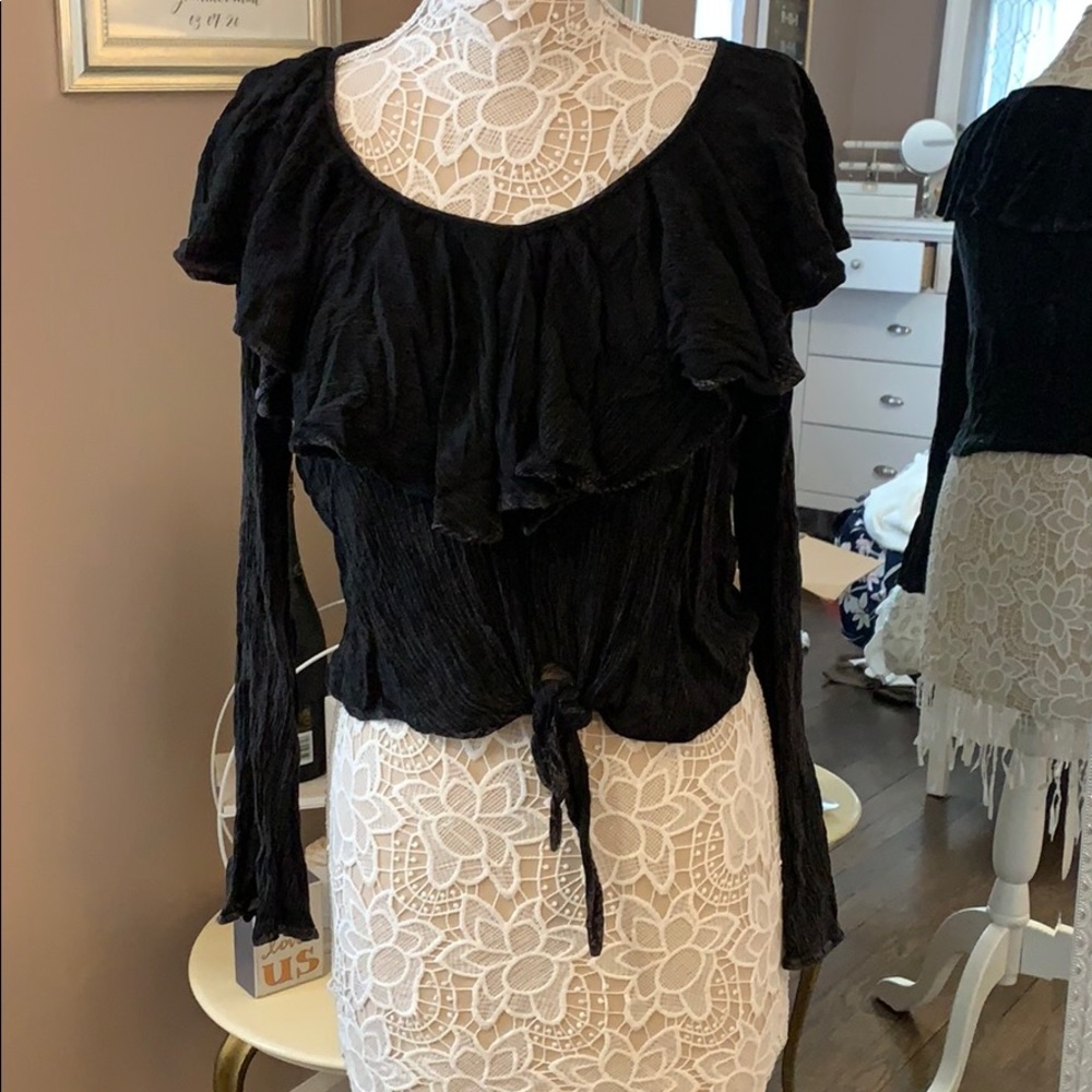 Black crop top ruffles shirt